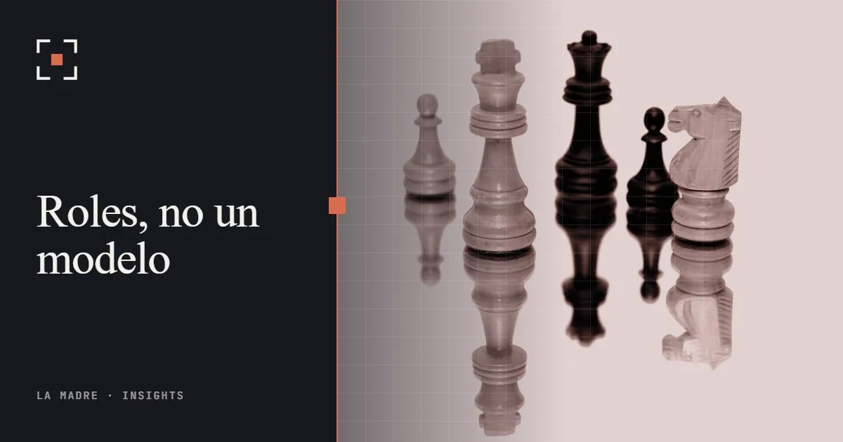 Piezas de ajedrez de madera de ambos colores reflejadas sobre una superficie blanca, en duotono La Madre, junto a las palabras Roles, no un modelo