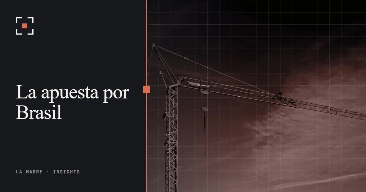 Una grúa torre roja contra un cielo azul intenso, en duotono La Madre, junto a las palabras La apuesta por Brasil