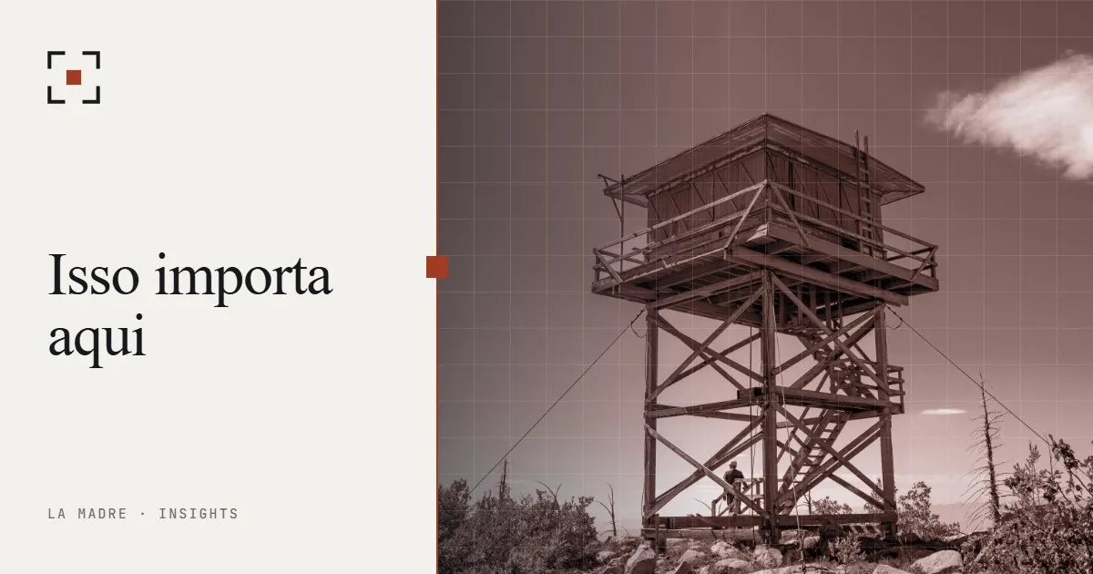 Uma torre de vigia de incêndio no alto de uma montanha sob céu azul, em duotone La Madre, ao lado das palavras Isso importa aqui