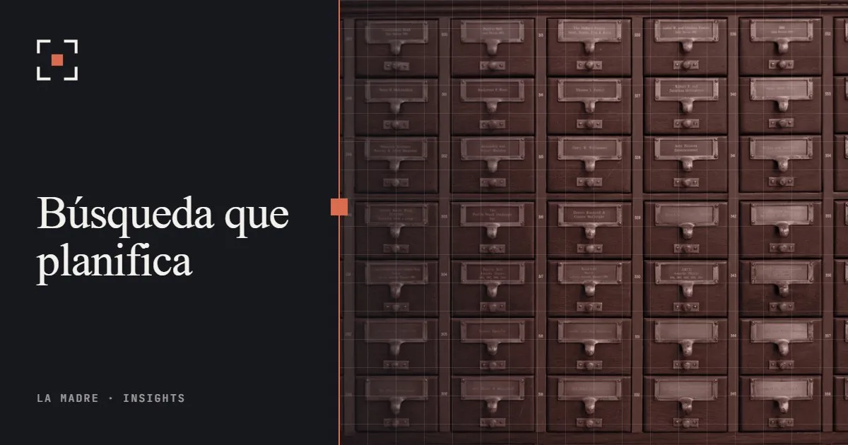 Hileras de cajones de fichero de madera en una biblioteca, en duotono La Madre, junto a las palabras Búsqueda que planifica