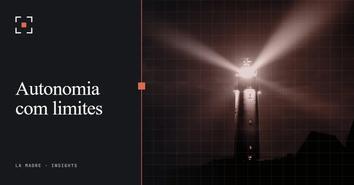 O facho de um farol atravessando o mar escuro à noite, em duotone La Madre, ao lado das palavras Autonomia com limites