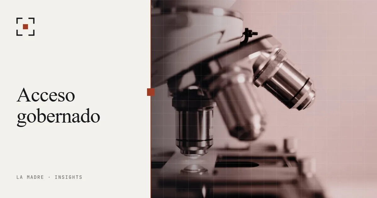 Objetivos de un microscopio de laboratorio, en duotono La Madre, junto a las palabras Acceso gobernado