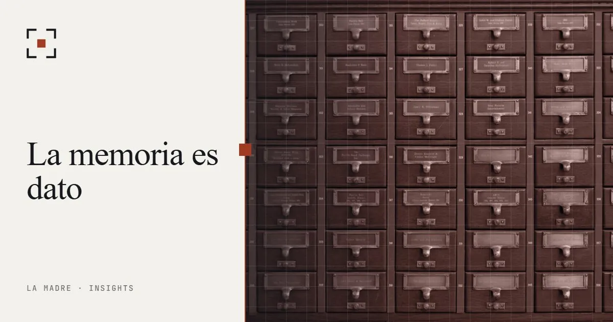 Un fichero de biblioteca de madera con filas de pequeños cajones, en duotono La Madre, junto a las palabras La memoria es dato