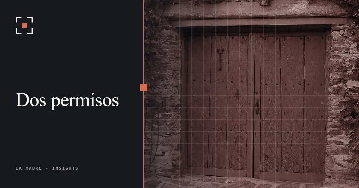 Una puerta doble de madera azul en un muro de piedra, en el duotono de La Madre, junto a las palabras Dos permisos
