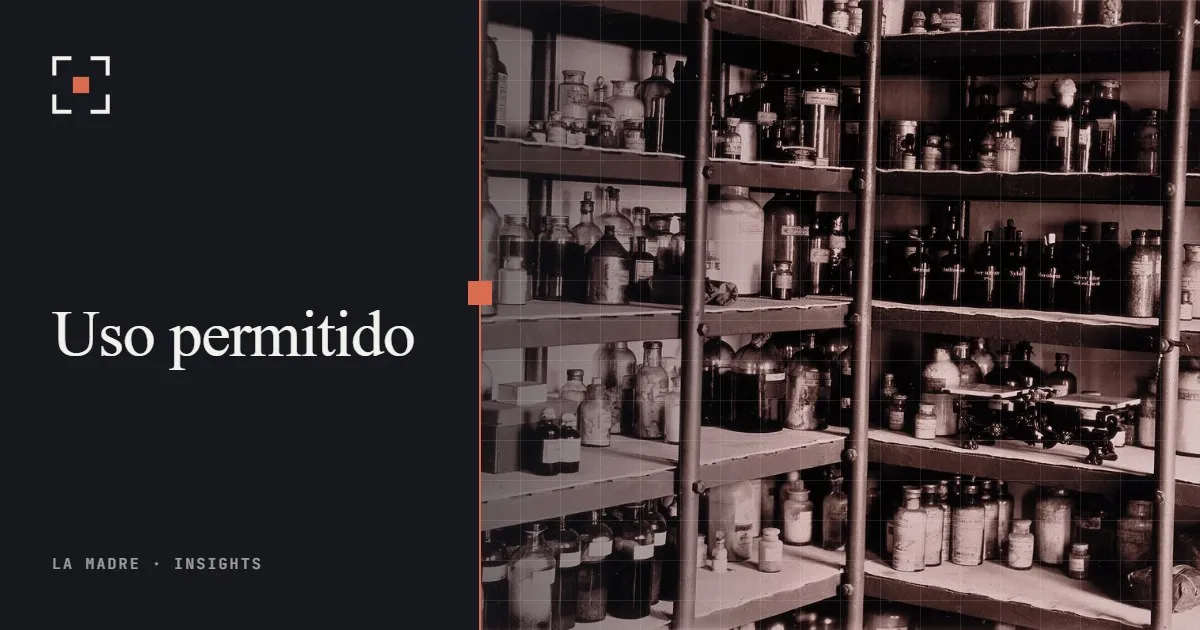 Estantes de frascos de laboratorio etiquetados, en el duotono de La Madre, junto a las palabras Uso permitido