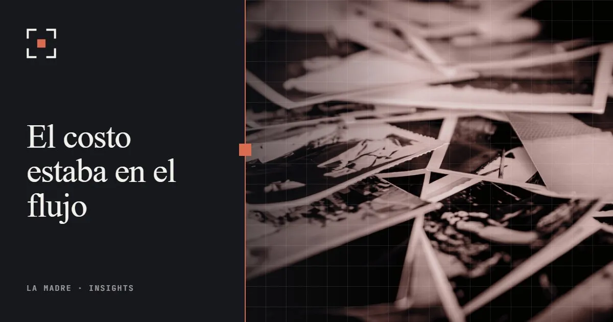 Una pila suelta de fotografías impresas antiguas, en duotono La Madre, junto a las palabras El costo estaba en el flujo