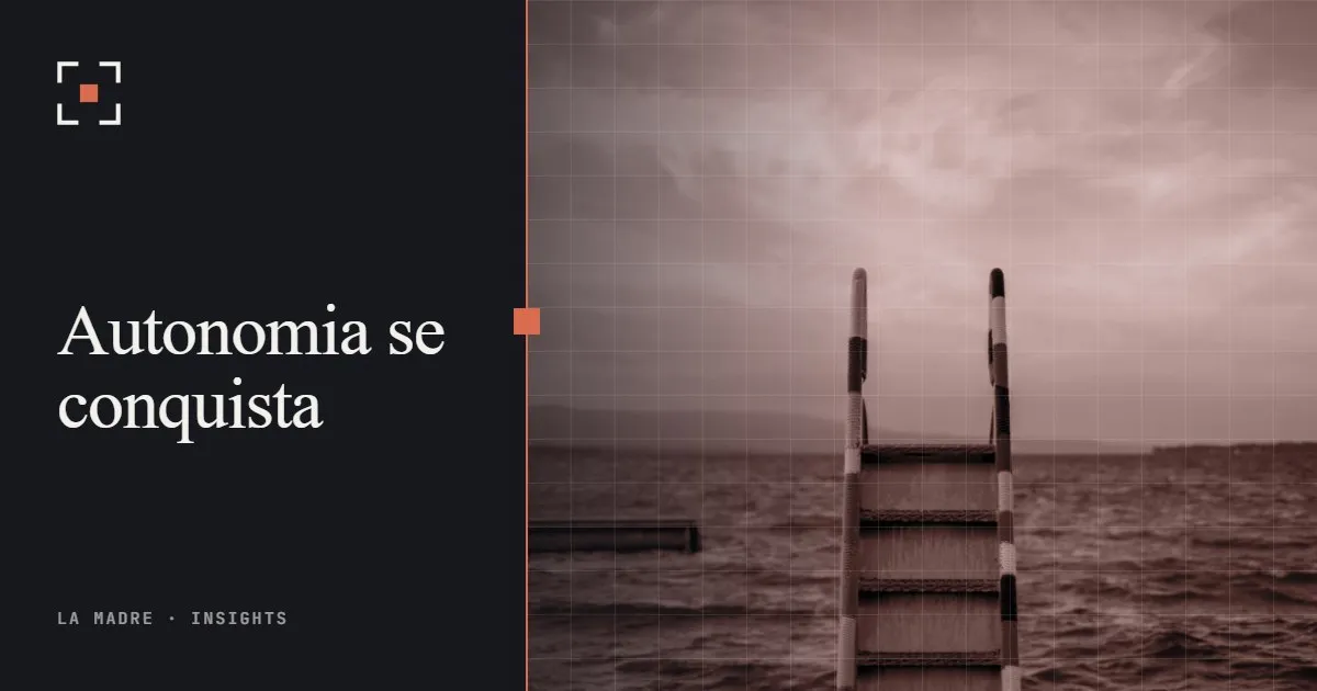 Uma escada de metal descendo para o mar calmo ao entardecer, em duotone La Madre, ao lado das palavras Autonomia se conquista