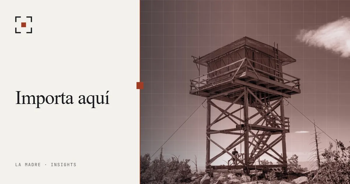 Una torre de vigilancia de incendios en lo alto de una montaña bajo un cielo azul, en duotono La Madre, junto a las palabras Importa aquí