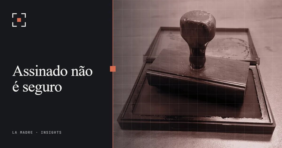 Um carimbo de borracha de madeira apoiado sobre uma almofada de tinta aberta, em duotone La Madre, ao lado das palavras Assinado não é seguro