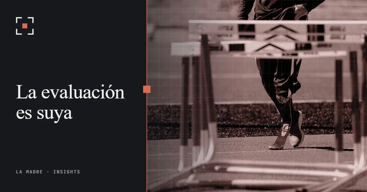 Vallas en una pista de atletismo con las piernas de un atleta en plena zancada, en duotono La Madre, junto a las palabras La evaluación es suya