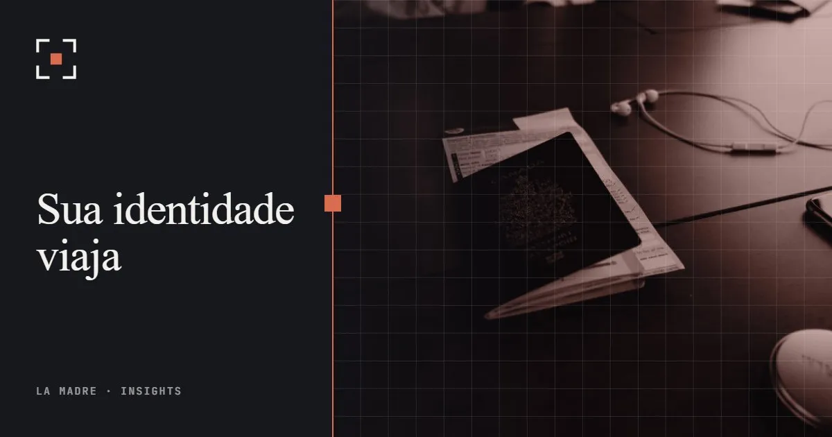 Um passaporte em uma mesa escura, no duotone da La Madre, ao lado das palavras Sua identidade viaja