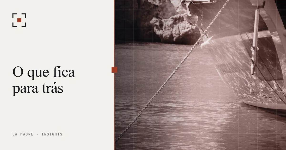 Uma corrente de âncora de barco entrando em água limpa, em duotone La Madre, ao lado das palavras O que fica para trás