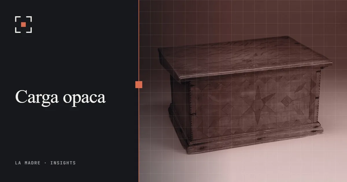 Una caja de madera antigua cerrada, en el duotono de La Madre, junto a las palabras Carga opaca