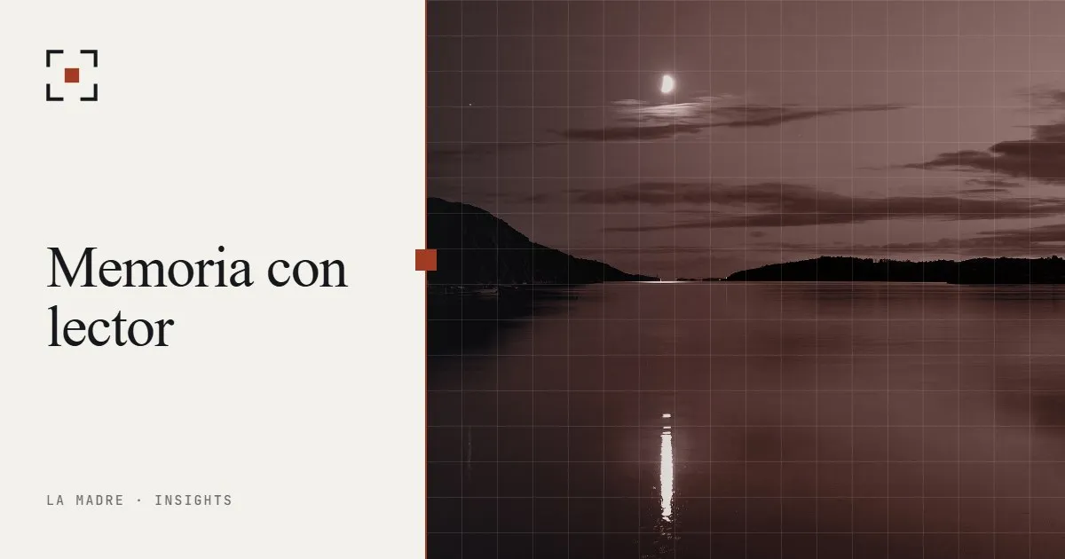 Una media luna sobre un fiordo al anochecer, en el duotono de La Madre, junto a las palabras Memoria con lector