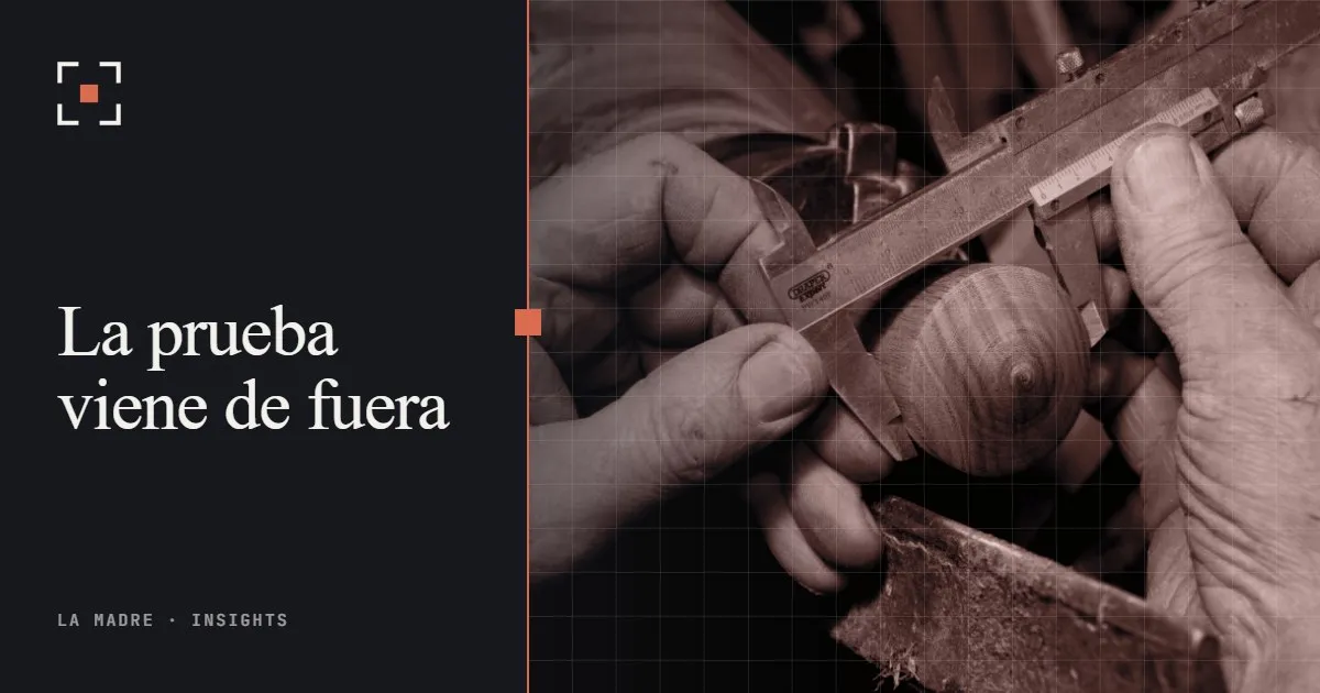 Unas manos midiendo una pieza de madera torneada con un calibre de acero, en duotono La Madre, junto a las palabras La prueba viene de fuera