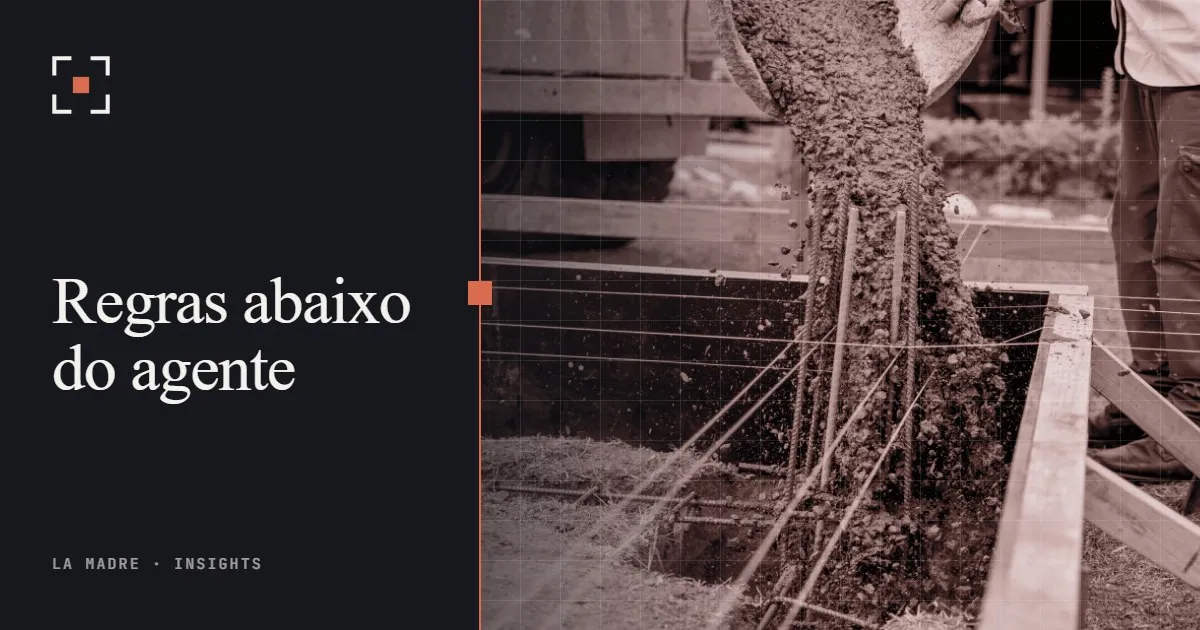Concreto sendo despejado em uma fundação com vergalhões, no duotone da La Madre, ao lado das palavras Regras abaixo do agente