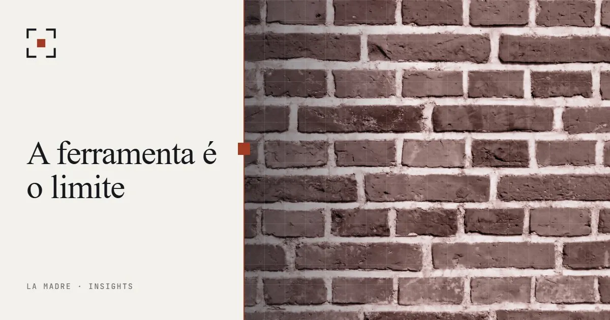 Uma parede de tijolos vermelhos em close, em duotone La Madre, ao lado da frase A ferramenta é o limite