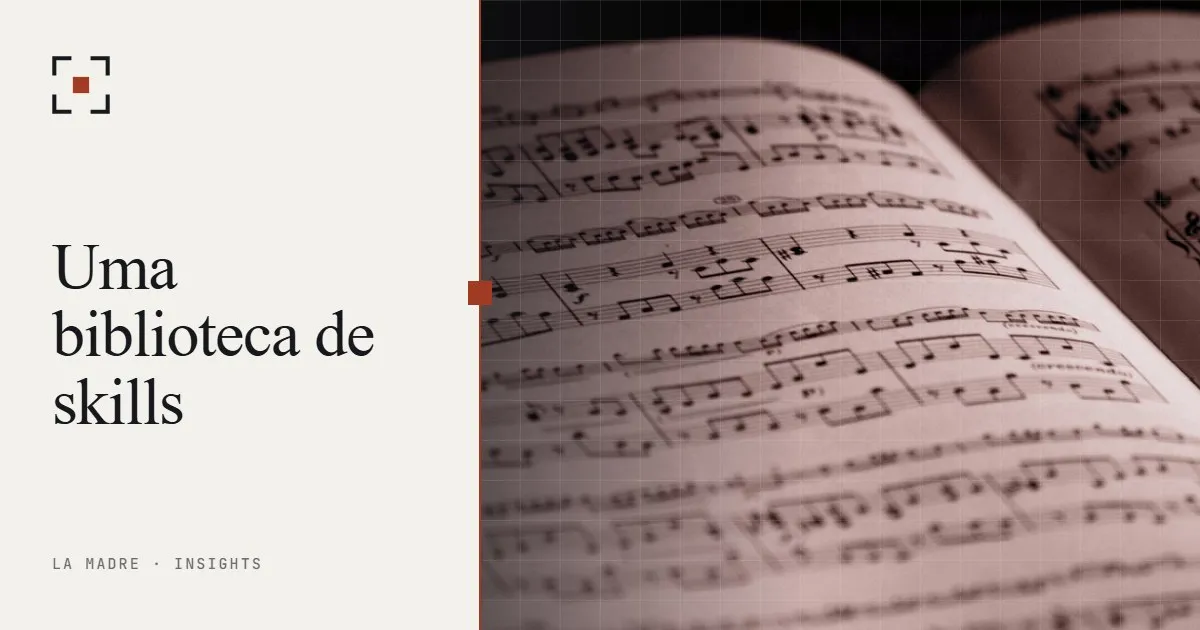 Um livro de partituras aberto, em duotone La Madre, ao lado das palavras Uma biblioteca de skills