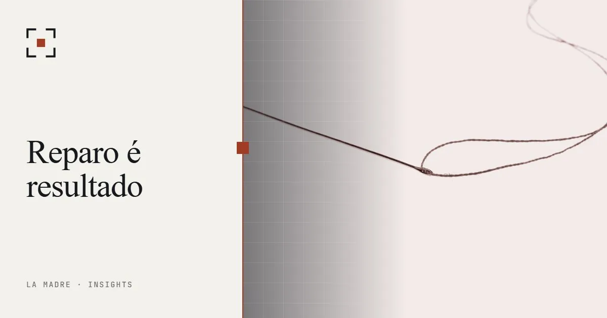 Uma agulha de costura com linha vermelha, em duotone La Madre, ao lado das palavras Reparo é resultado