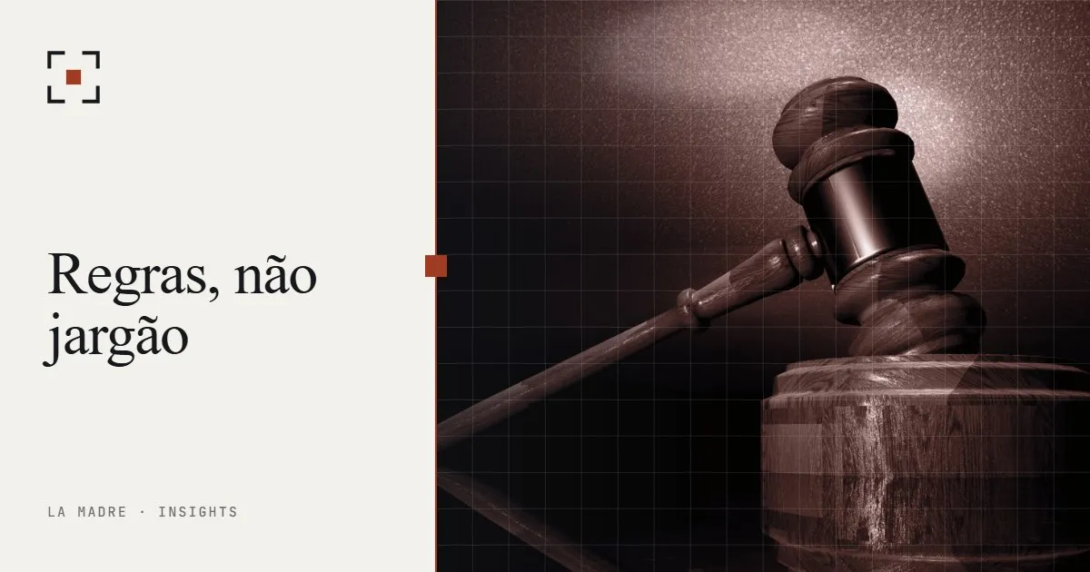 Um martelo de juiz em seu bloco, em duotone La Madre, ao lado das palavras Regras, não jargão