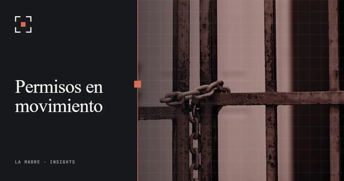 Una verja de hierro oxidada cerrada con una cadena, en duotono La Madre, junto a las palabras Permisos en movimiento