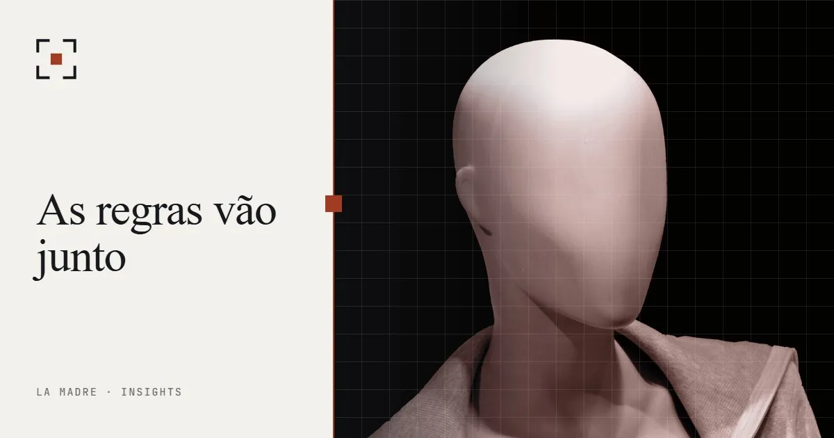 Cabeça de manequim branca e sem rosto sobre fundo preto, em duotone La Madre, ao lado das palavras As regras vão junto