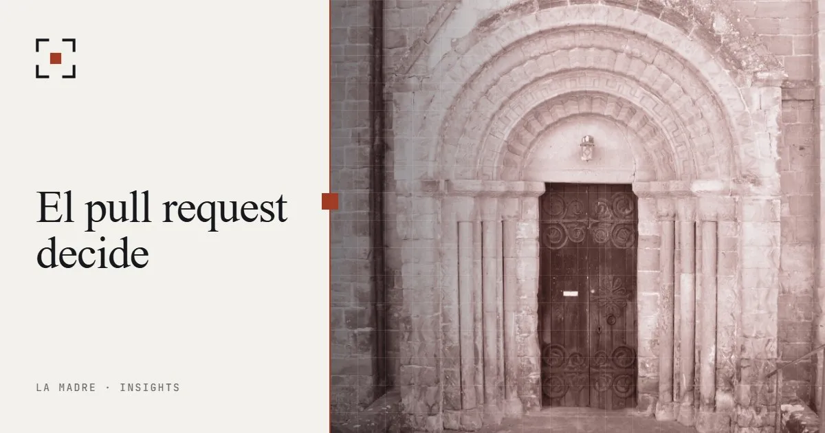 Una puerta de madera cerrada bajo un arco de piedra tallada, en duotono La Madre, junto a las palabras El pull request decide