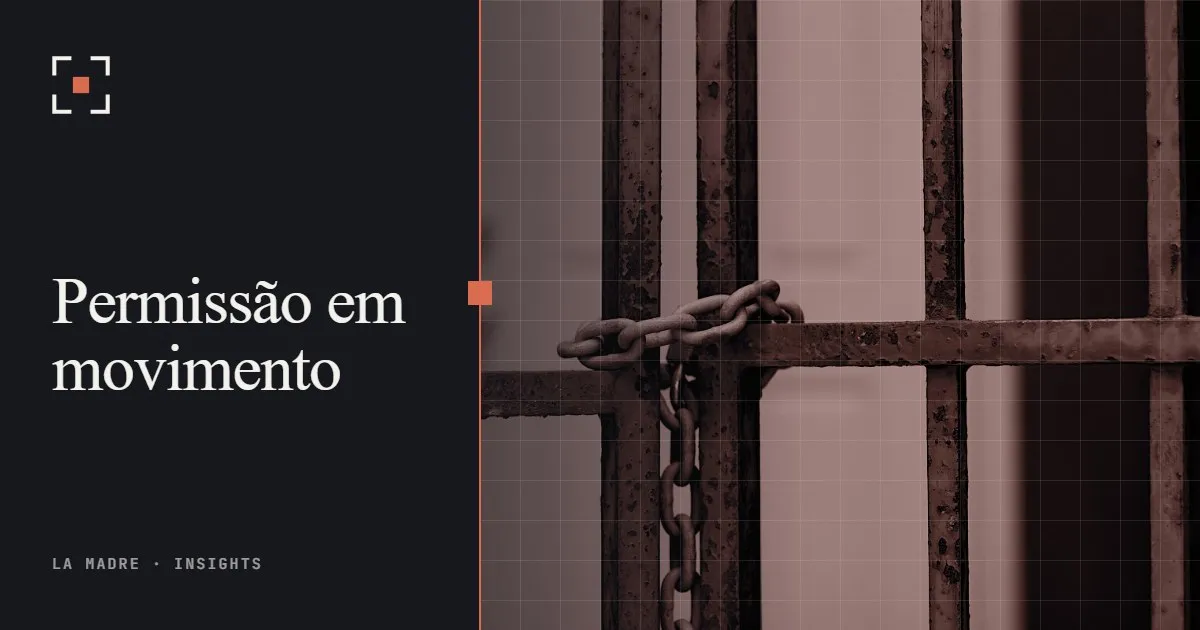 Um portão de ferro enferrujado preso por uma corrente, em duotone La Madre, ao lado das palavras Permissão em movimento