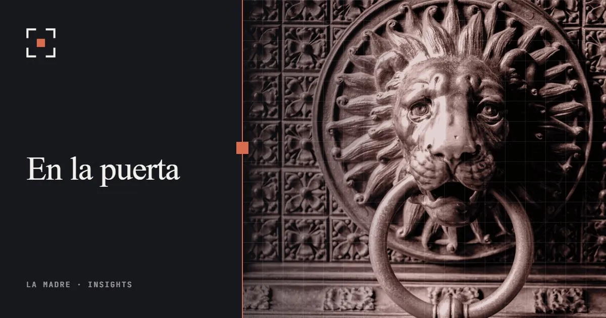 Una aldaba de león de latón en una puerta ornamentada, en el duotono de La Madre, junto a las palabras En la puerta