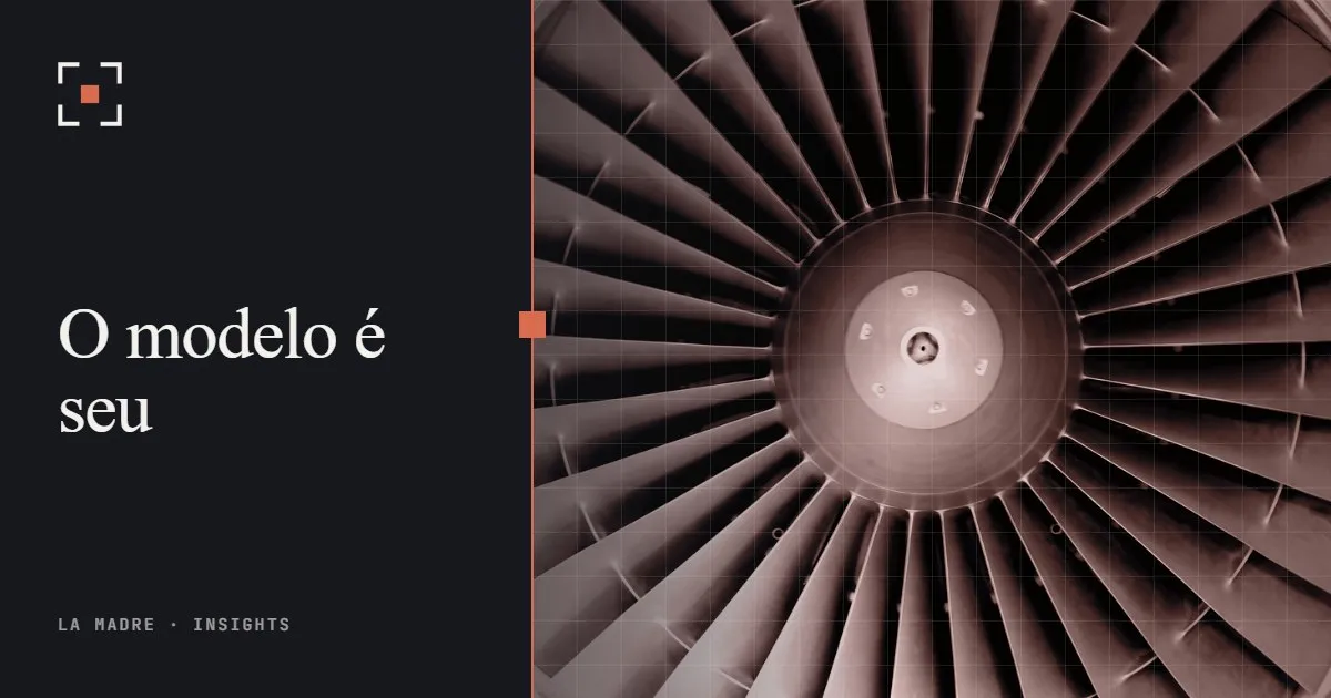 As pás de uma turbina de avião vistas de frente, em duotone La Madre, ao lado das palavras O modelo é seu