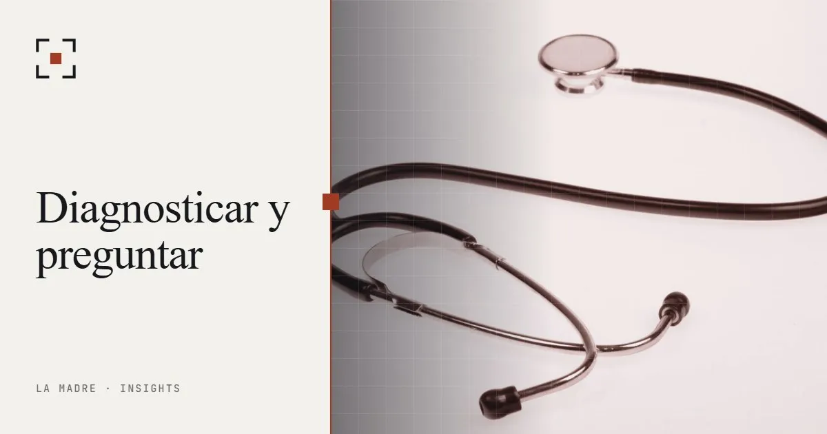 Un estetoscopio sobre una superficie blanca, en duotono La Madre, junto a las palabras Diagnosticar y preguntar