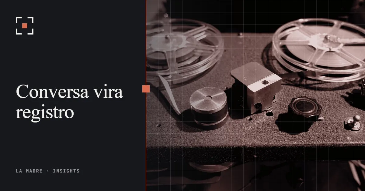 Um gravador de rolo antigo, em duotone La Madre, ao lado das palavras Conversa vira registro