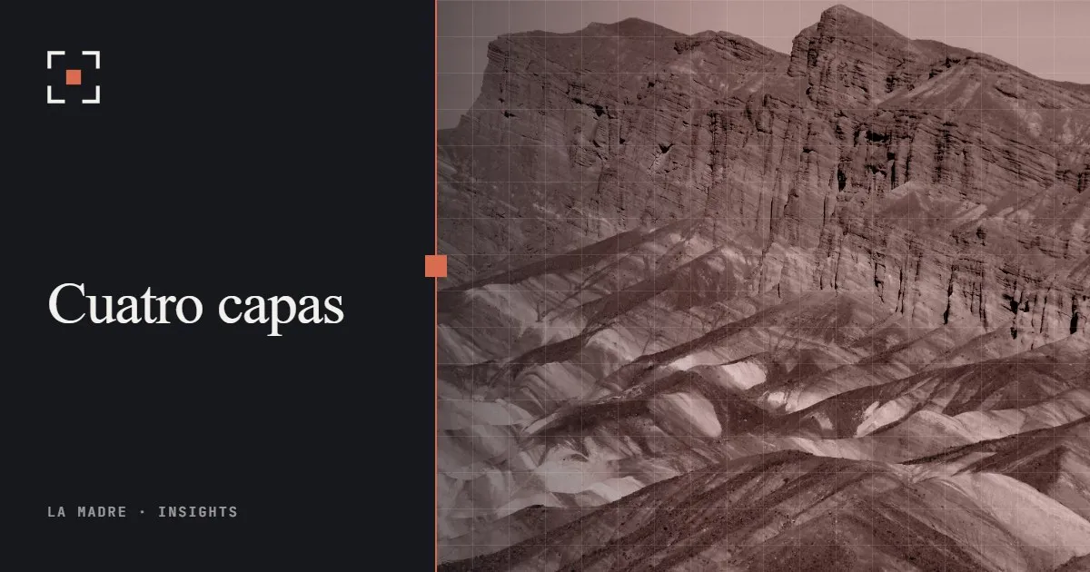 Laderas de montaña con franjas de roca roja y marrón, en duotono La Madre, junto a las palabras Cuatro capas