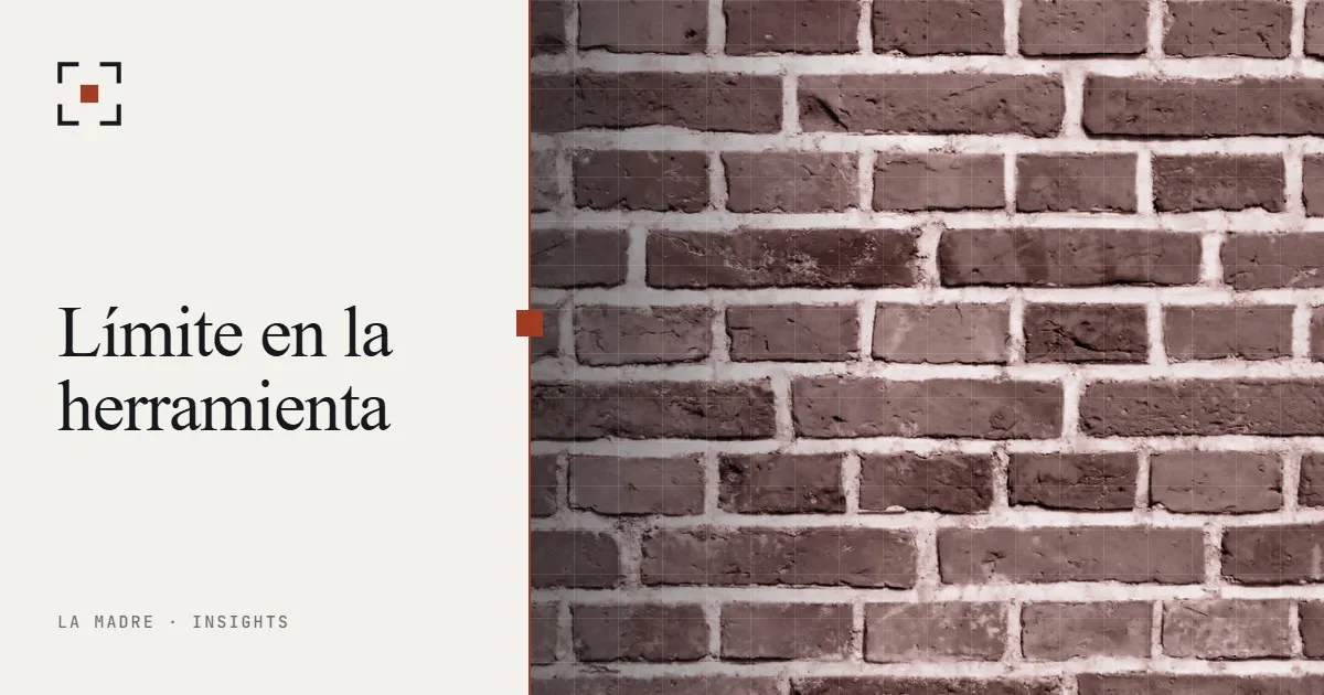Un muro de ladrillo rojo en primer plano, en duotono La Madre, junto a las palabras Límite en la herramienta