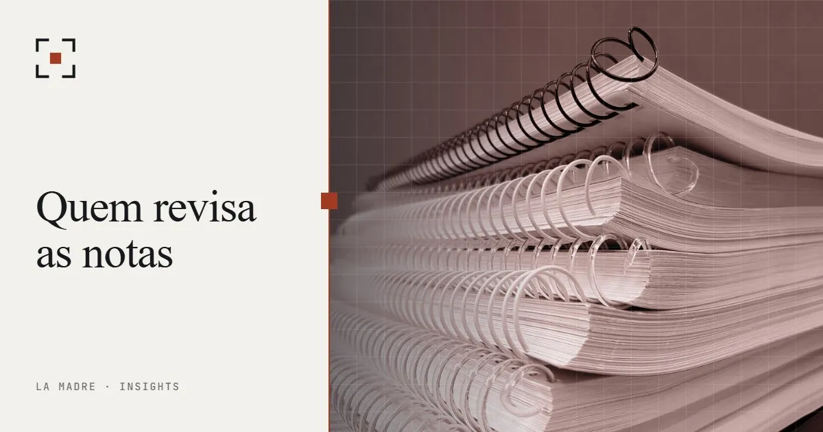 Uma pilha alta de cadernos de espiral, em duotone La Madre, ao lado das palavras Quem revisa as notas