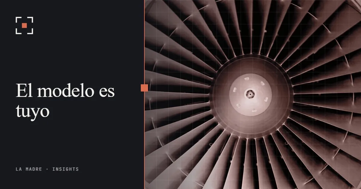 Los álabes de una turbina de avión vistos de frente, en duotono La Madre, junto a las palabras El modelo es tuyo