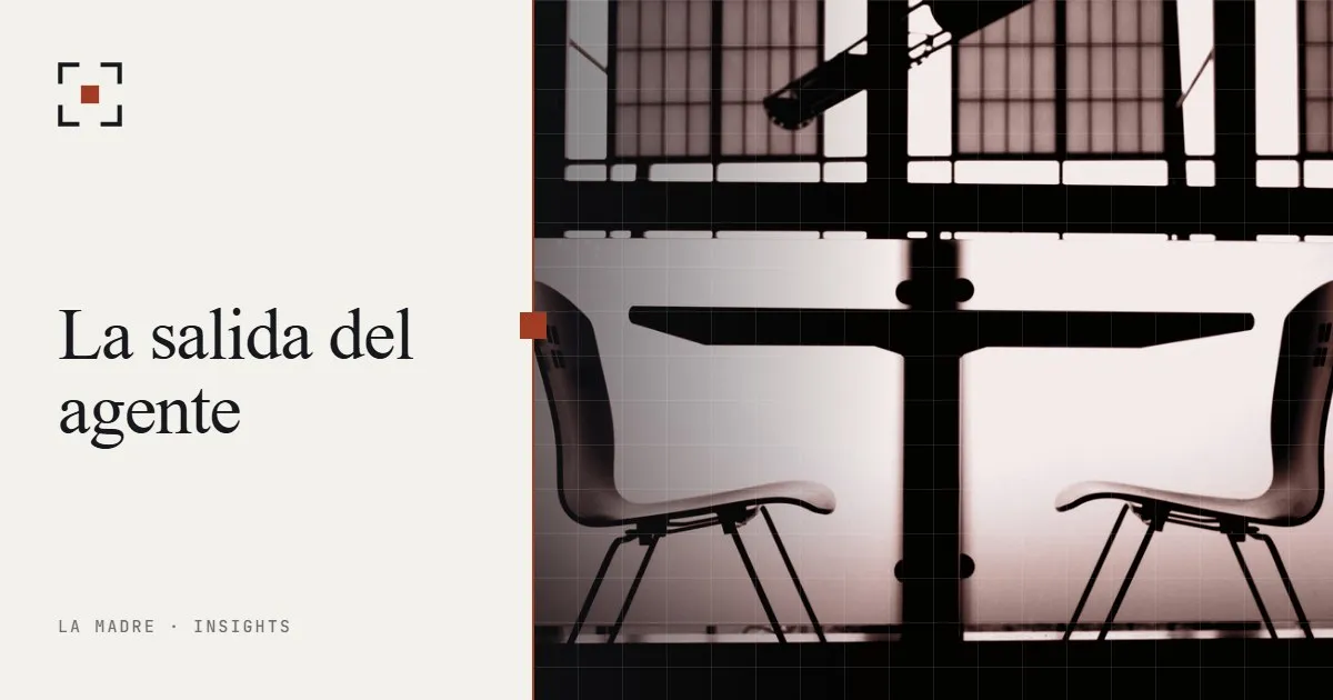 Dos sillas vacías frente a una mesa, en silueta contra una ventana, en duotono La Madre, junto a las palabras La salida del agente