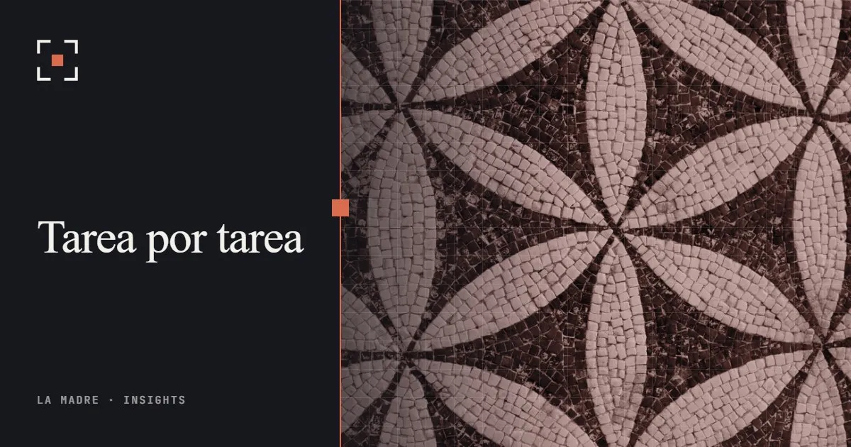 Un mosaico de pequeñas piedras que forman pétalos, en duotono La Madre, junto a las palabras Tarea por tarea