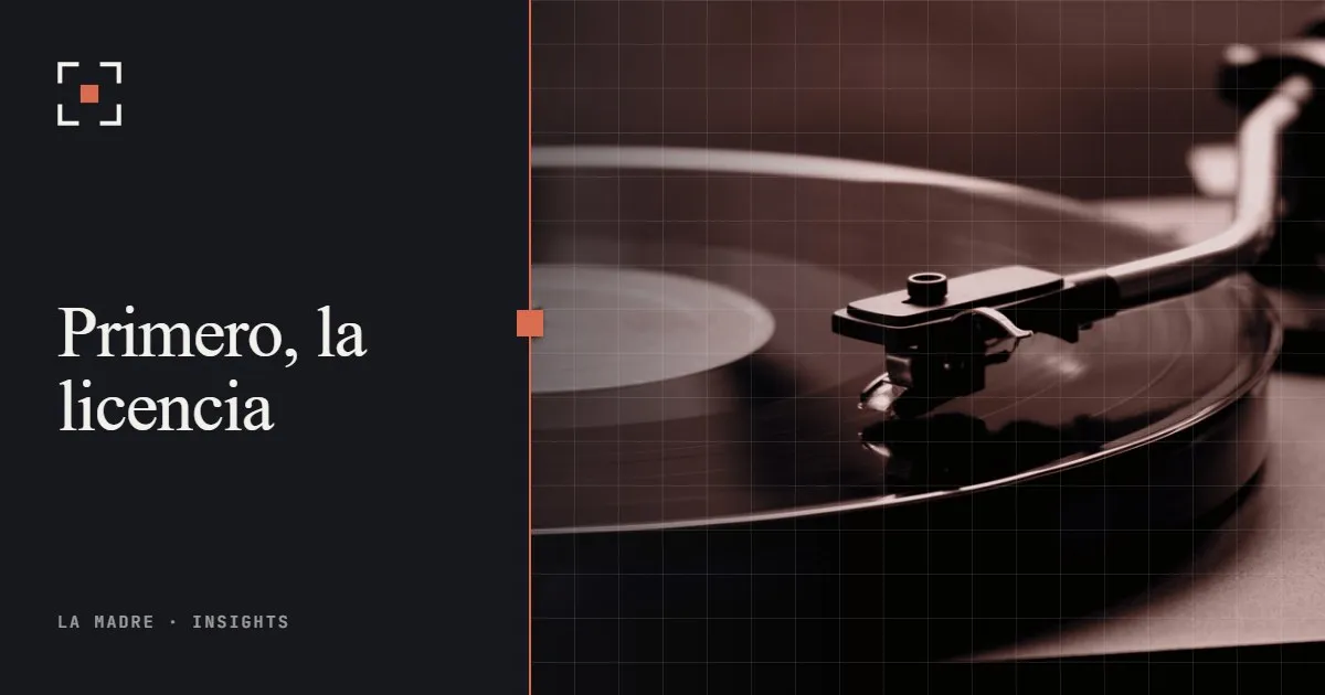 El brazo de un tocadiscos apoyado sobre un disco de vinilo, en duotono La Madre, junto a las palabras Primero, la licencia