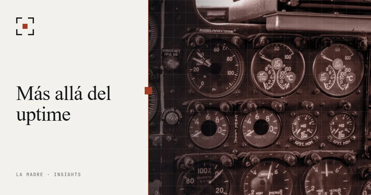 Panel de cabina de avión lleno de indicadores analógicos, en duotono La Madre, junto a las palabras Más allá del uptime