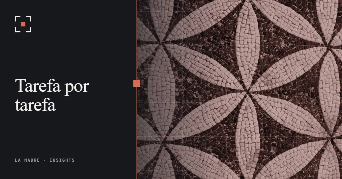 Um mosaico de pequenas pedras formando pétalas, em duotone La Madre, ao lado das palavras Tarefa por tarefa