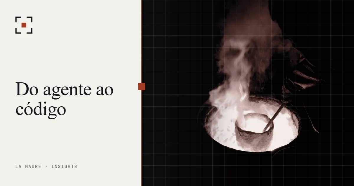 Um cadinho de metal fundido brilhando numa fundição escura, em duotone La Madre, ao lado das palavras Do agente ao código