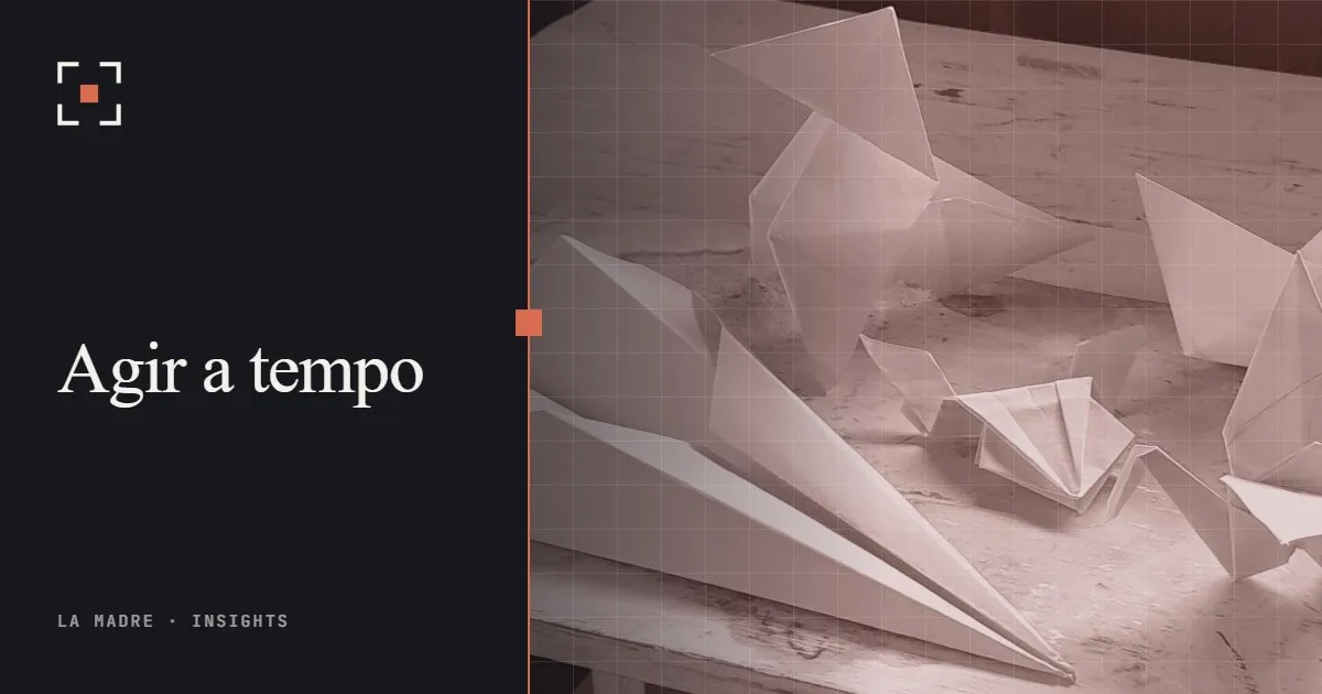Aviões de papel brancos e pássaros de origami sobre uma mesa de madeira, em duotone La Madre, ao lado das palavras Agir a tempo