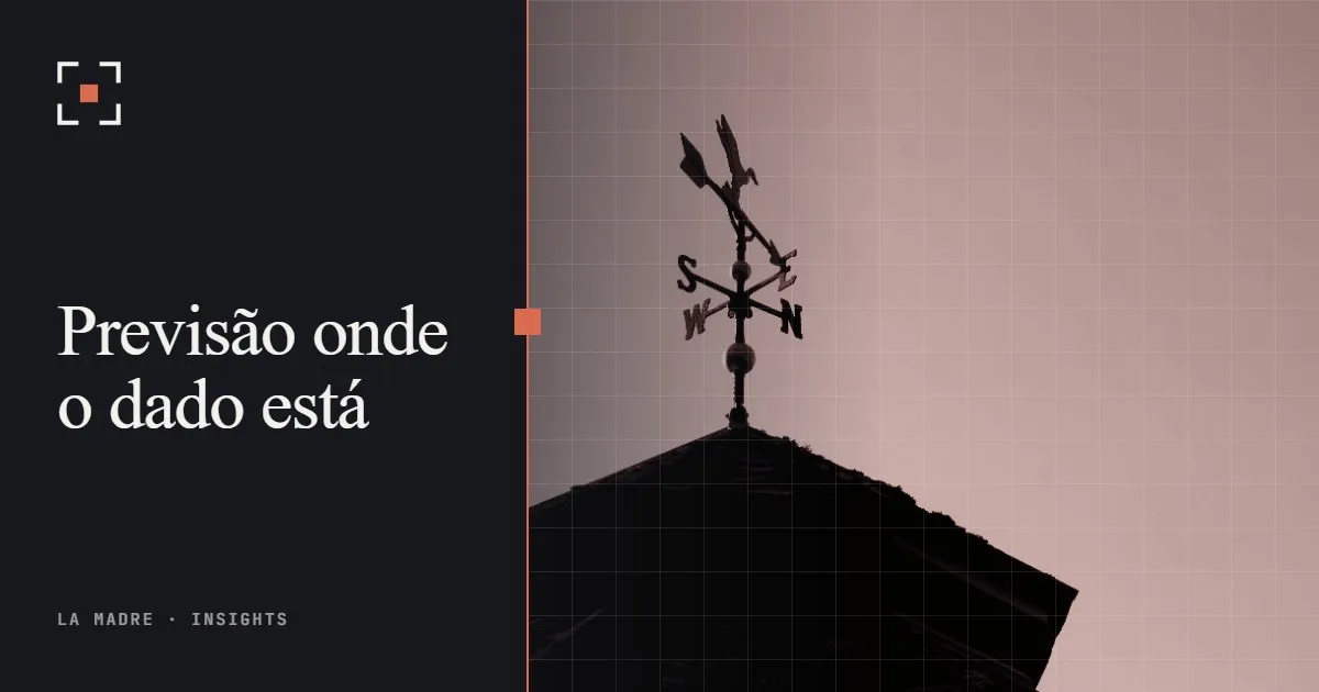 Um cata-vento no telhado contra um céu limpo, em duotone La Madre, ao lado das palavras Previsão onde o dado está
