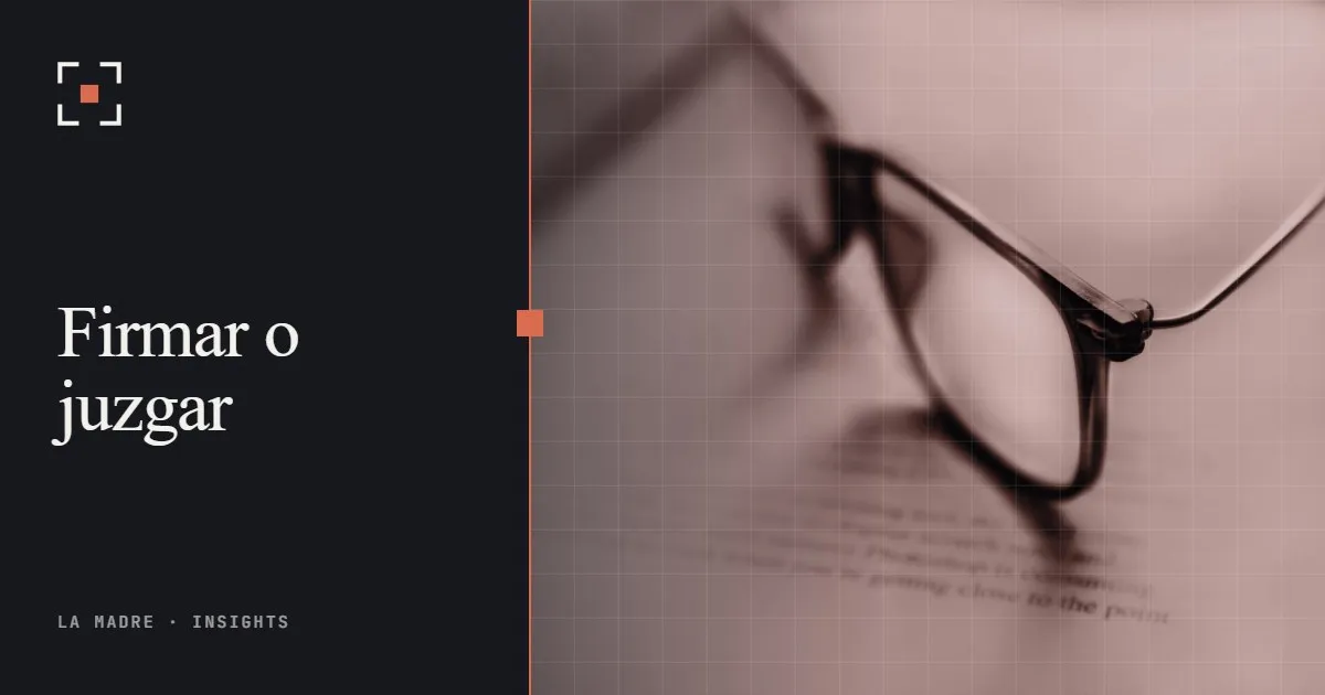 Gafas de lectura apoyadas sobre una página, en el duotono de La Madre, junto a las palabras Firmar o juzgar