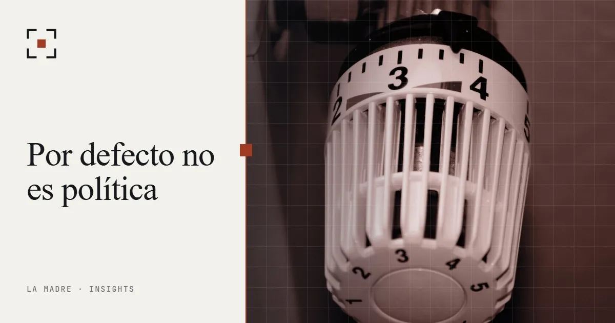 Un dial de termostato de radiador ajustado cerca de la mitad de su rango, en duotono La Madre, junto a las palabras Por defecto no es política