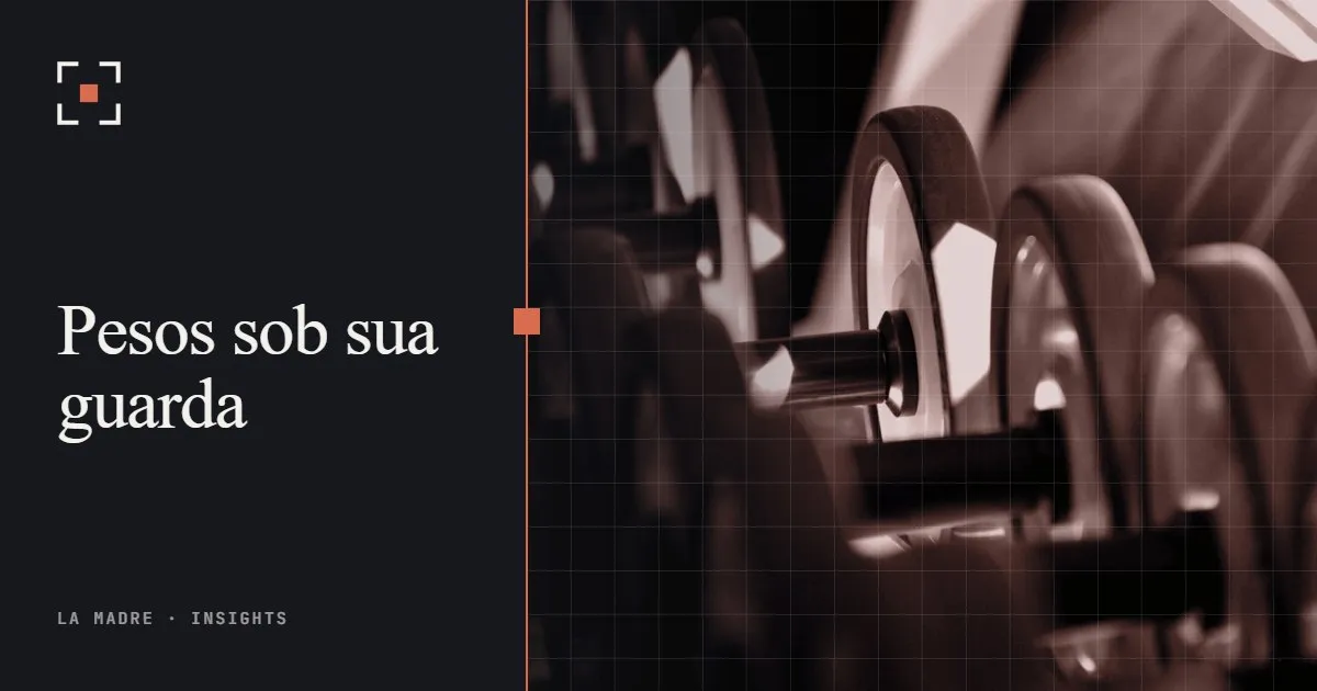 Uma prateleira de halteres pesados em uma academia escura, em duotone La Madre, ao lado das palavras Pesos sob sua guarda