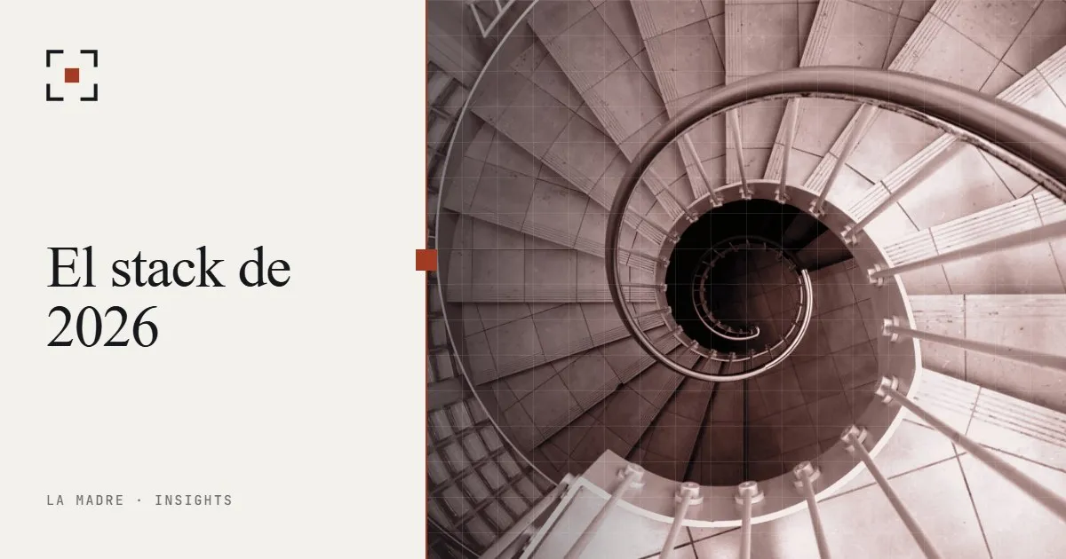 Escalera de caracol vista desde arriba, en duotono La Madre, junto a las palabras El stack de 2026