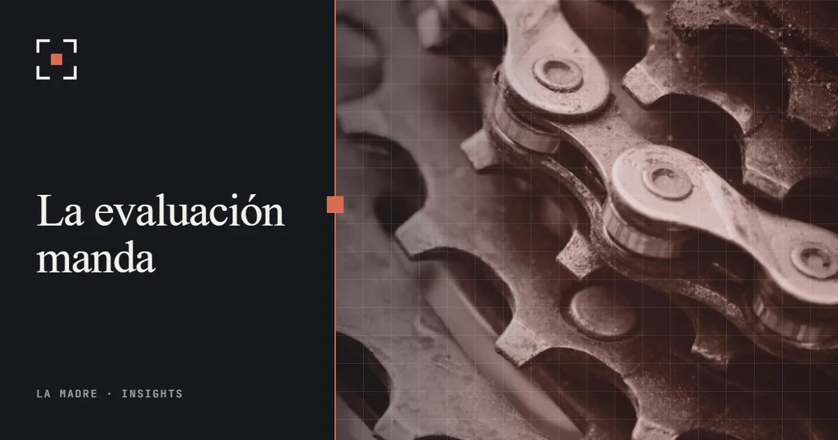 Detalle de engranajes y cadena, en duotono La Madre, junto a las palabras La evaluación manda