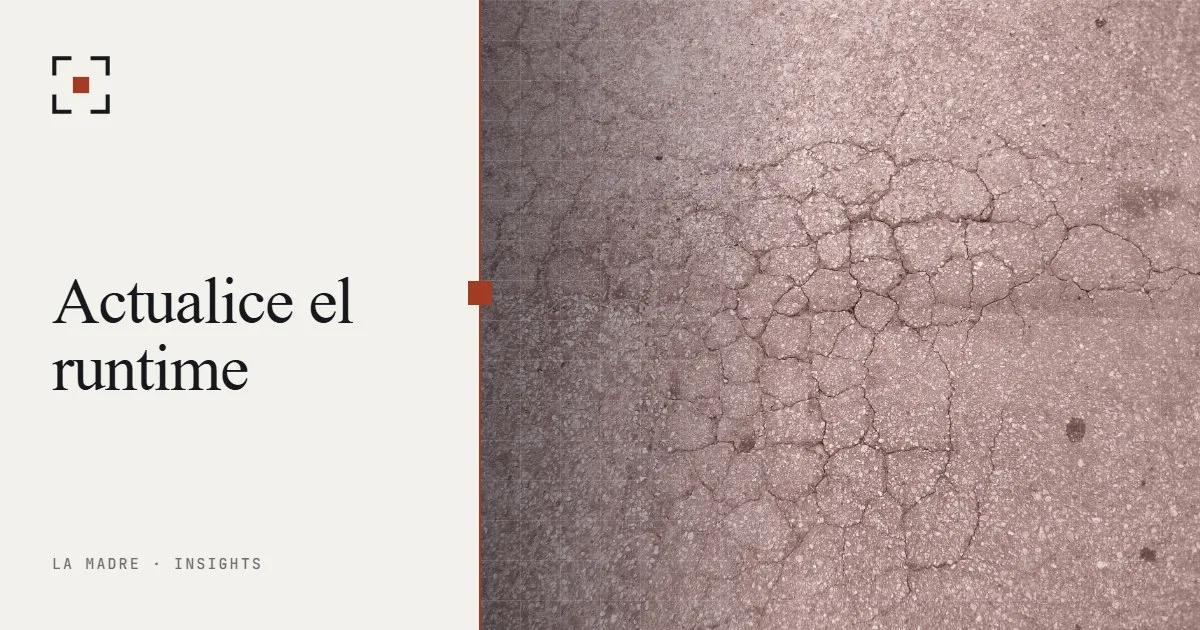 Asfalto desgastado cubierto por una red de grietas, en duotono La Madre, junto a las palabras Actualice el runtime